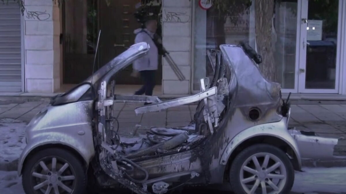 Αυτοκίνητο καταστράφηκε μετά από φωτιά