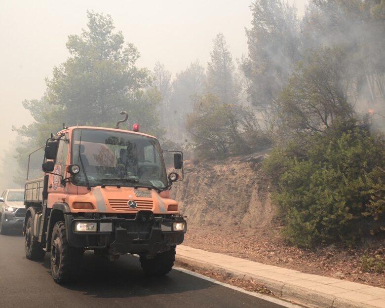 Φωτιά στον Ασπρόπυργο: Οι φλόγες καίνε χαμηλή βλάστηση στο Σοφό