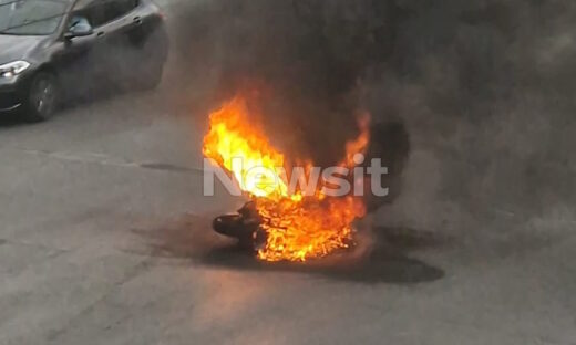 Φωτιά σε μηχανή στη λεωφόρο Αλεξάνδρας