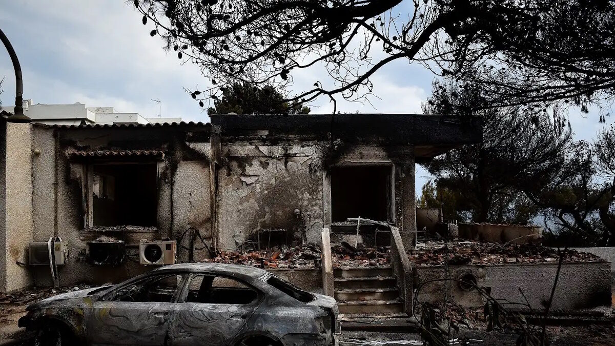Καμένα σπίτια και αυτοκίνητα στη φονική πυρκαγιά στο Μάτι