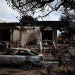 Καμένα σπίτια και αυτοκίνητα στη φονική πυρκαγιά στο Μάτι