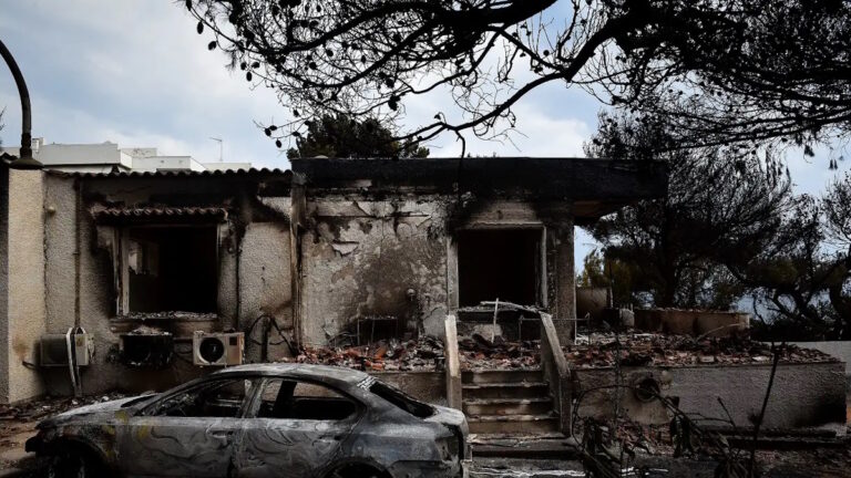 Καμένα σπίτια και αυτοκίνητα στη φονική πυρκαγιά στο Μάτι
