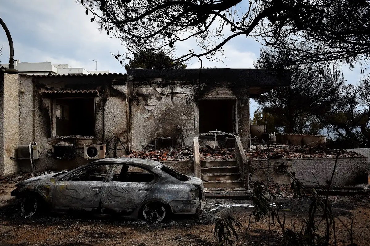 Καμένα σπίτια και αυτοκίνητα στη φονική πυρκαγιά στο Μάτι