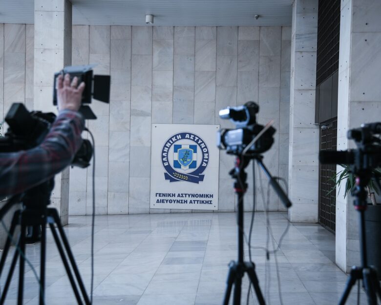 Αστυνομικός αυτοπυροβολήθηκε με το όπλο του στη ΓΑΔΑ ενώ το περιεργαζόταν