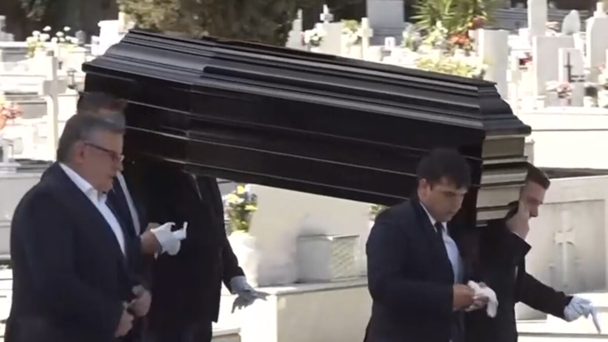 Το φέρετρο με τη σορό του Νίκου Γαλανού φτάνει στην εκκλησία του Παπάγου