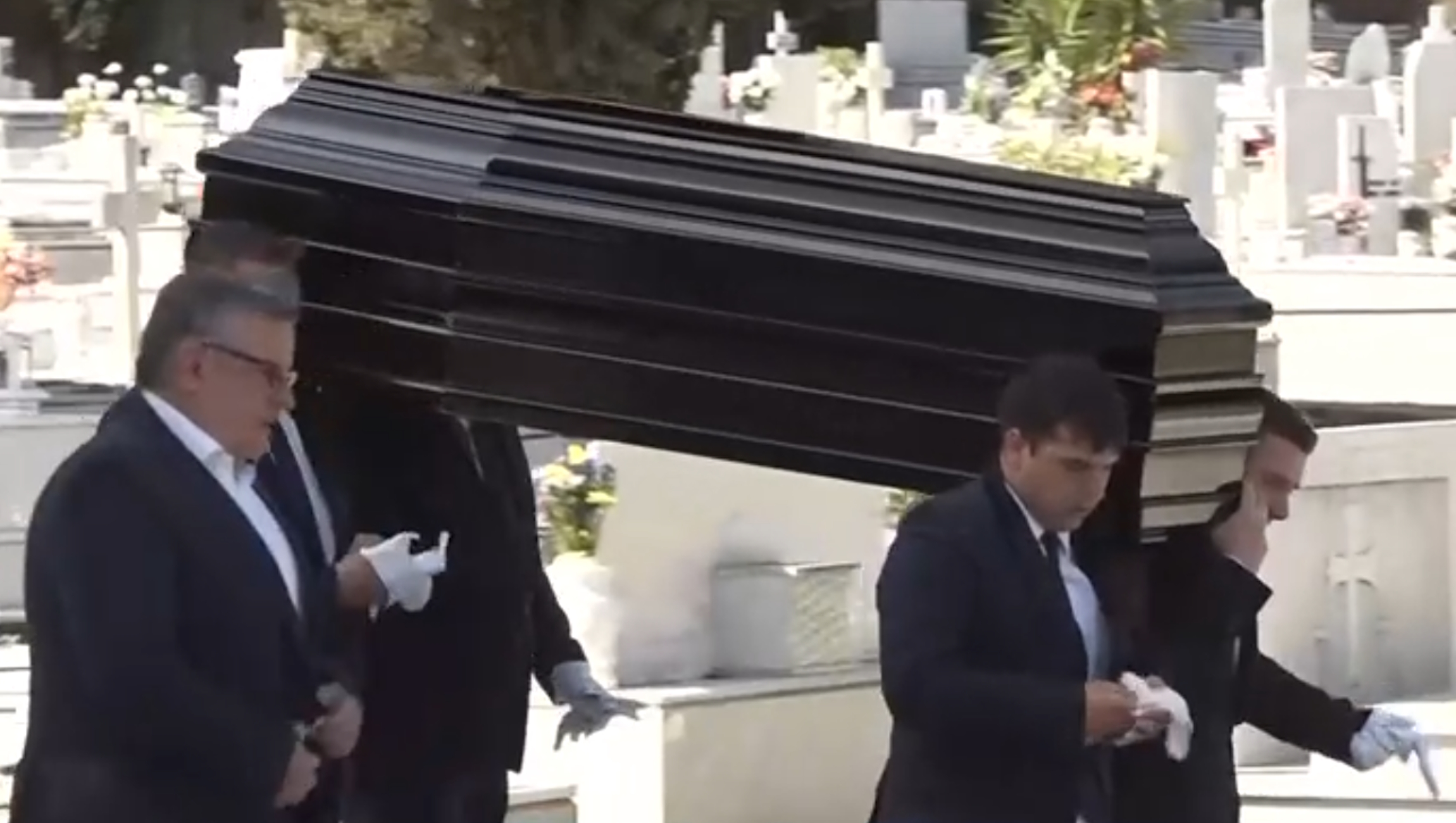 Το φέρετρο με τη σορό του Νίκου Γαλανού φτάνει στην εκκλησία του Παπάγου