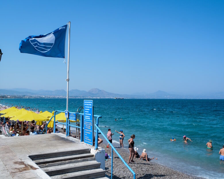 Γαλάζια Σημαία: Καράβι στον Σχινιά και Λιμανάκι Κερατέας, οι 2 παραλίες της Αττικής που βγήκαν από τη λίστα