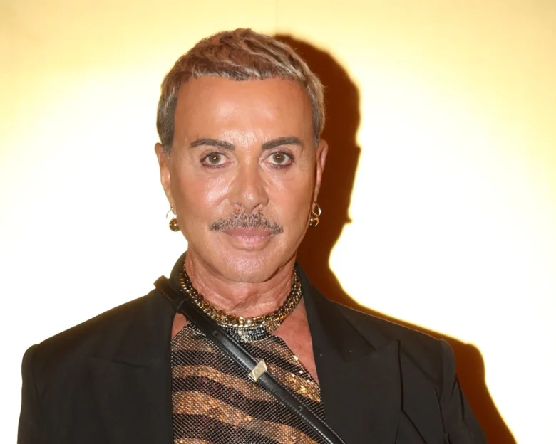 Ο Λάκης Γαβαλάς γυμνός σε παραλία – «Μου έκλεψαν το μαγιό» γράφει με χιούμορ