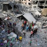 Παλαιστίνιοι στα συντρίμμια κατοικίας στην Τζαμπάλια, στη βόρεια Λωρίδα της Γάζας