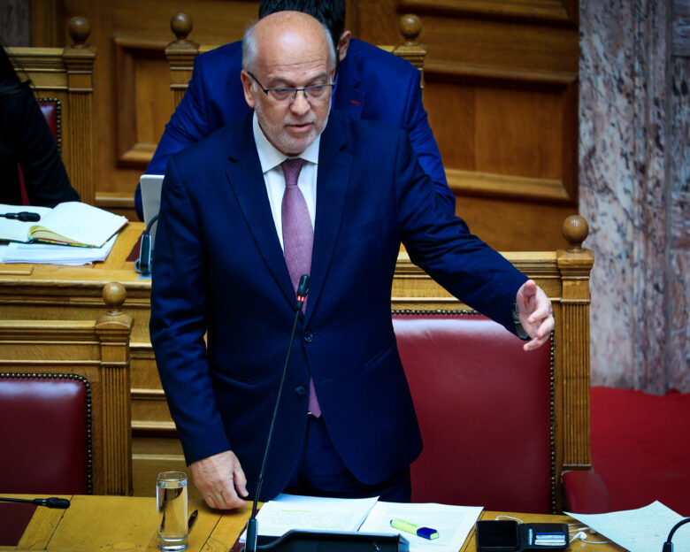 Κόντρα Φλωρίδη – Γιαννούλη στη Βουλή για τα περί «περιθωριακών κομμάτων»: «Ξέρουν για ποια μίλησα» – «Έλεος με τη χυδαιότητα»