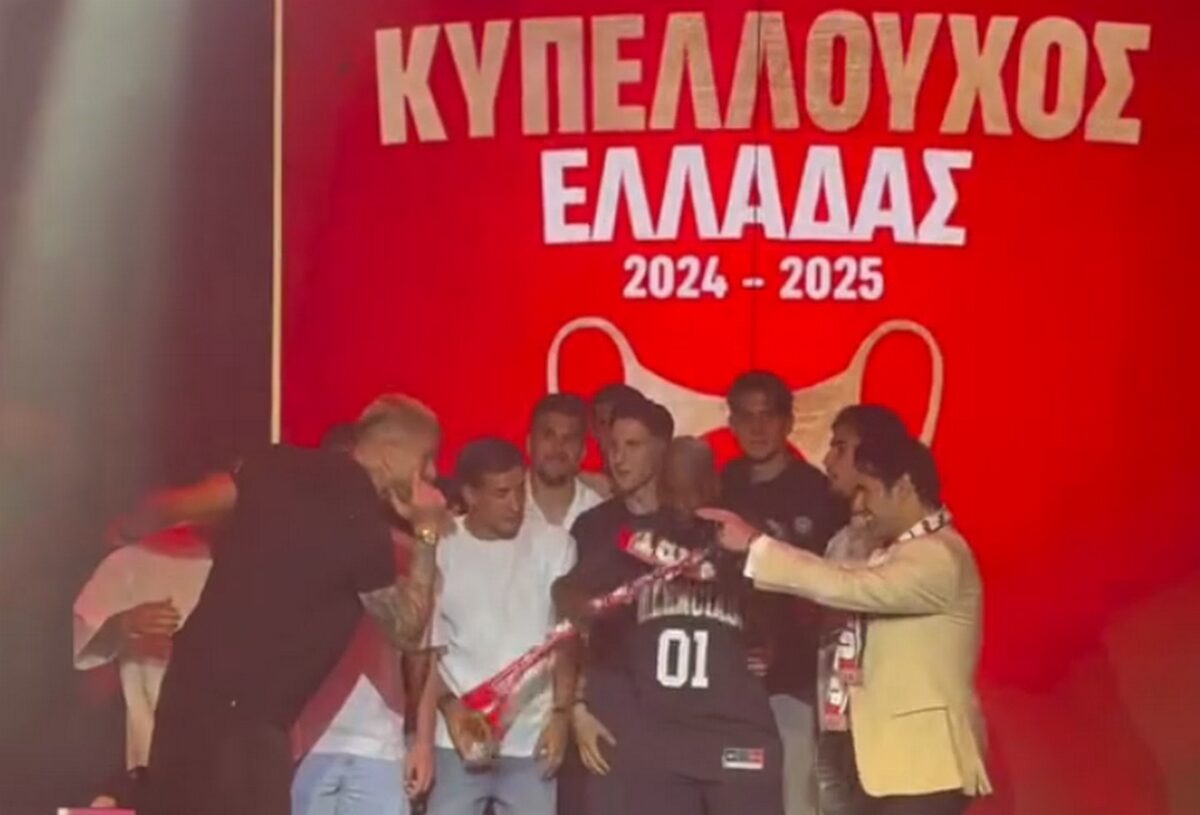 Οι παίκτες του Ολυμπιακού σε νυχτερινό μαγαζί της Αθήνας