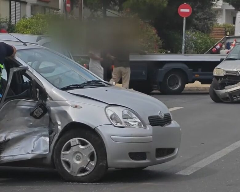 Γλυφάδα: Τουρίστας παραβίασε «STOP» και προκάλεσε τροχαίο με 2 τραυματίες και 4 οχήματα