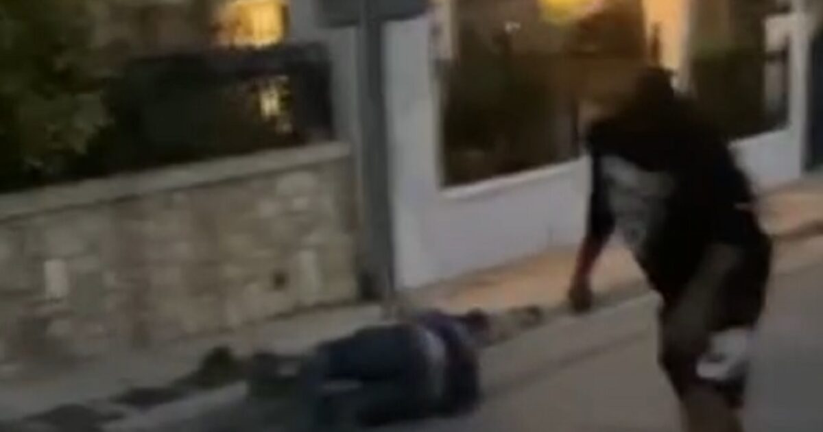Sweet Waters: The moment the 17 -year -old punches the 48 -year -old and throws him to the ground