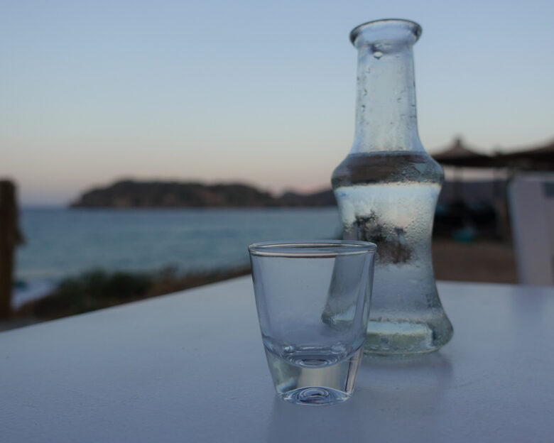 Τσίπουρο, ούζο και τσικουδιά: Ποιες διαφορές έχουν στην παραγωγή, το αλκοόλ και το άρωμα
