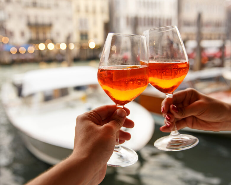 5+1 δροσερά cocktail με βάση το κρασί που θα κλέψουν την παράσταση το καλοκαίρι