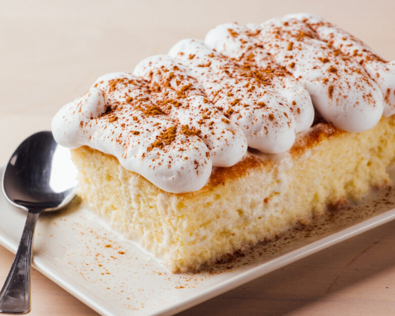 Tres leches: Συνταγή για το κέικ με τα τρία διαφορετικά είδη γάλακτος από το Μεξικό