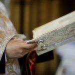 Πάτρα: Ιερέας αναζητείται από την ΕΛ.ΑΣ για φθορές σε οικογενειακό τάφο