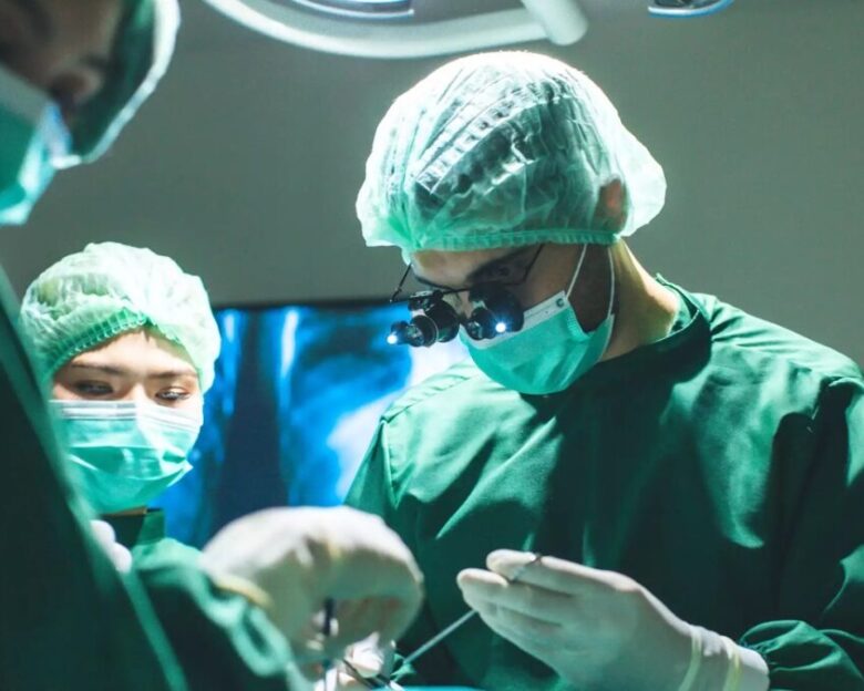 Δωρεάν χειρουργεία σε ιδιωτικά νοσοκομεία: Ξεκινά η αποστολή SMS στους ασθενείς – Πώς θα κλείσετε ραντεβού