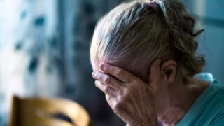 Αίγιο: Οικιακή βοηθός «ξάφρισε» 90χρονη – Άρπαξε 30.000 ευρώ και εξαφανίστηκε