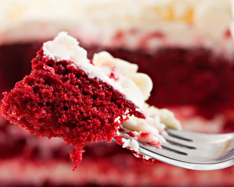 Red velvet cake: Το διάσημο κέικ με κόκκινο παντεσπάνι και λευκό frosting