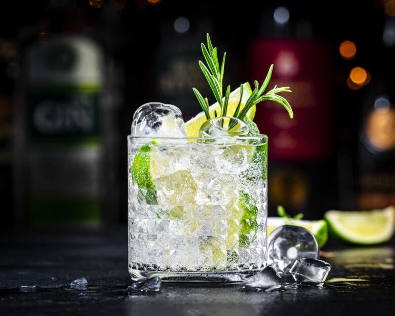 Gin: Το πιο αρωματικό απόσταγμα του καλοκαιριού και πώς να το απολαύσεις σωστά