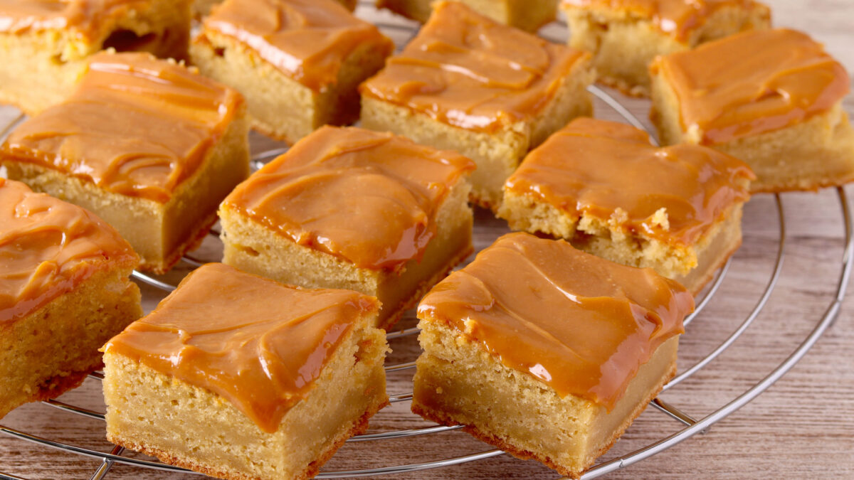 Peanut butter blondies with caramel topping