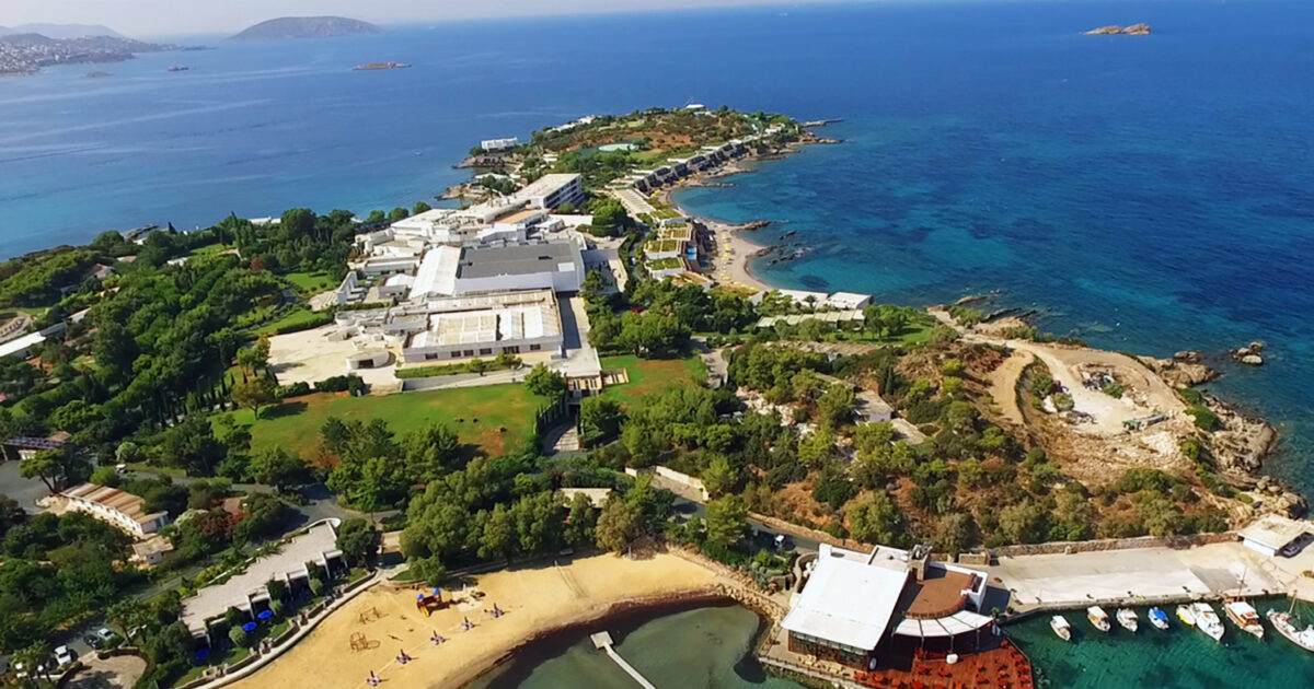 Γαλάζιες Σημαίες 2025 στην Αττική: Αυτές είναι οι 15 παραλίες που βραβεύτηκαν – Δείτε όλη τη λίστα