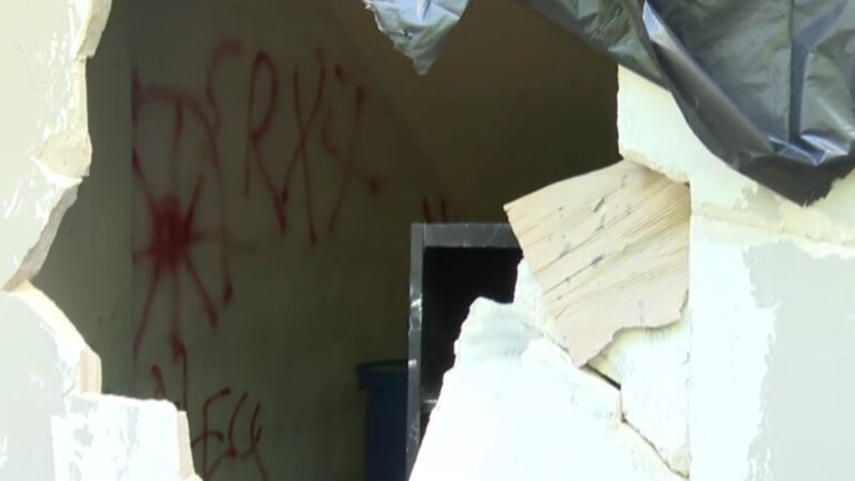 Άγνωστοι άνοιξαν τοίχο με βαριοπούλα, έκλεψαν μπογιές και βανδάλισαν σχολείο