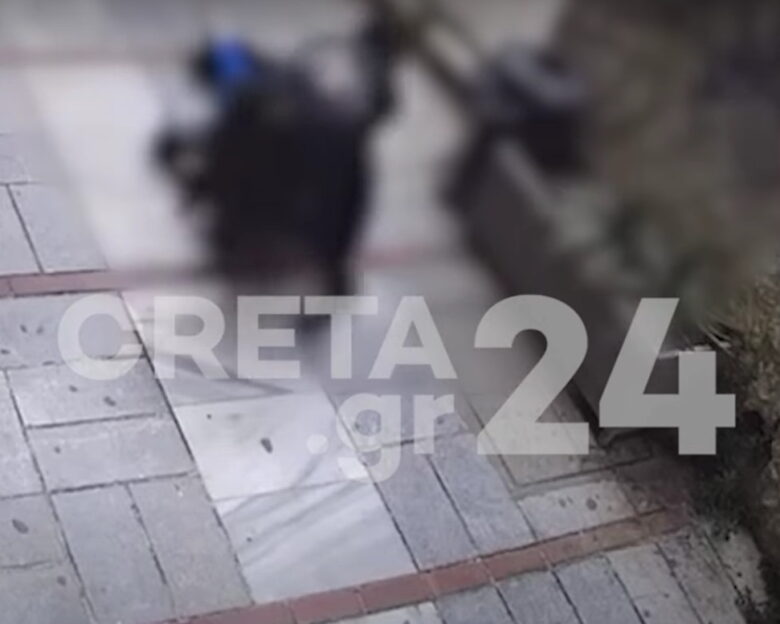 Ηράκλειο: Η στιγμή που γυναίκα ξυλοκοπεί στη μέση του δρόμου τη θεία της για «τα κληρονομικά»