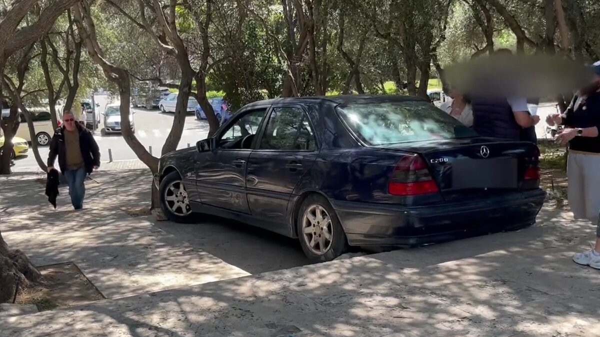 Αυτοκίνητο στα σκαλιά του Ηρωδείου