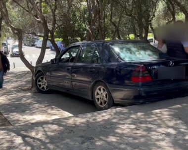 Αυτοκίνητο στα σκαλιά του Ηρωδείου