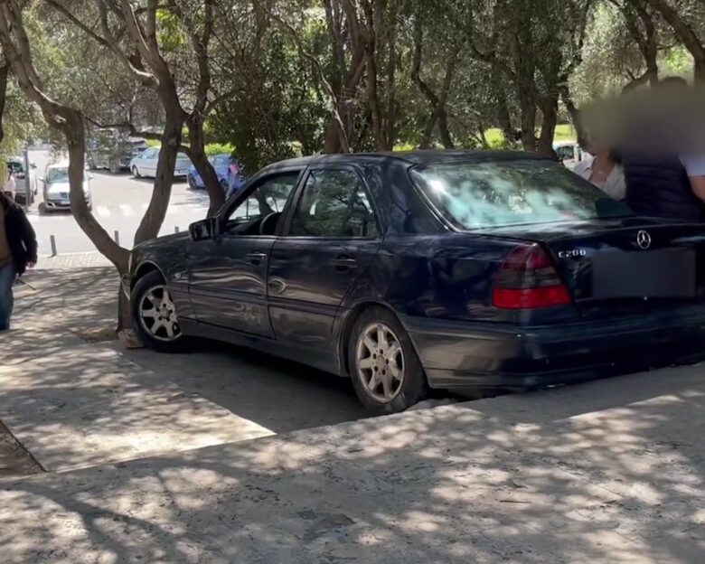Αυτοκίνητο «κόλλησε» στα σκαλιά έξω από το Ηρώδειο – Ο ηλικιωμένος οδηγός πήρε λάθος στροφή