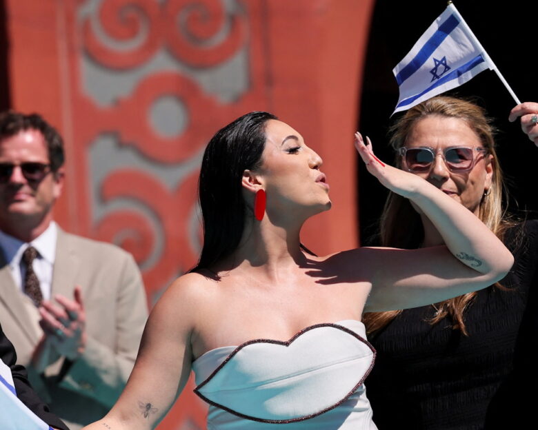 Eurovision 2025: Πανικός στο «Τιρκουάζ Χαλί» με χειρονομίες κατά του Ισραήλ – «Θα σας κόψουμε τον λαιμό»