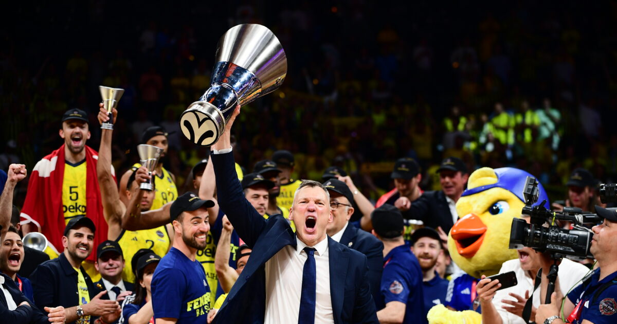 Sarounas Yasikevicius: The hug to the tearful honey and the crazy festivities after the trophy in Fenerbahce