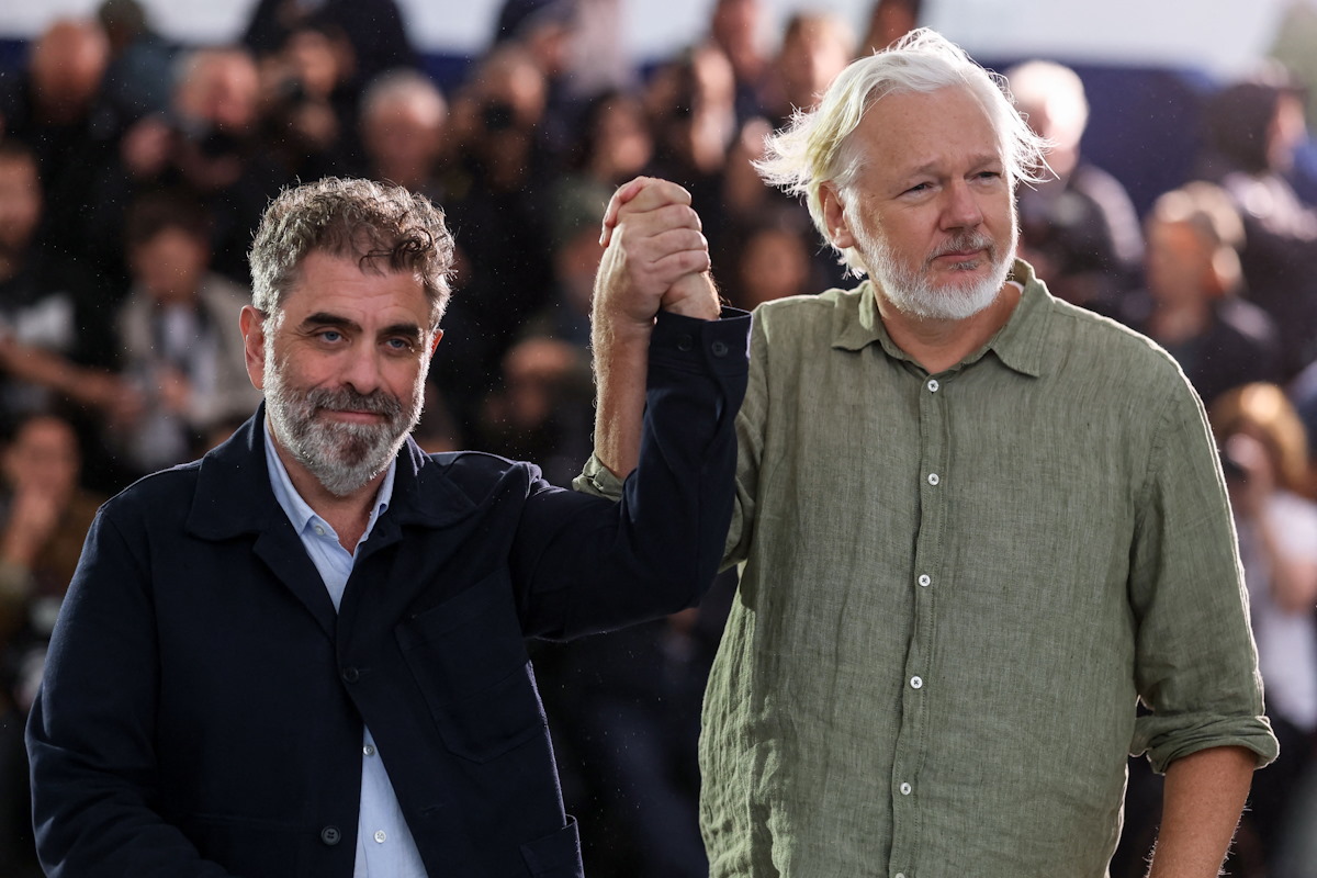 Ο σκηνοθέτης Eugene Jarecki και ο ιδρυτής των WikiLeaks Julian Assange ποζάρουν κατά τη διάρκεια του photocall για το ντοκιμαντέρ «The Six Billion Dollar Man» που παρουσιάστηκε στο πλαίσιο των Ειδικών Προβολών του 78ου Φεστιβάλ Κινηματογράφου των Καννών στις Κάννες.
