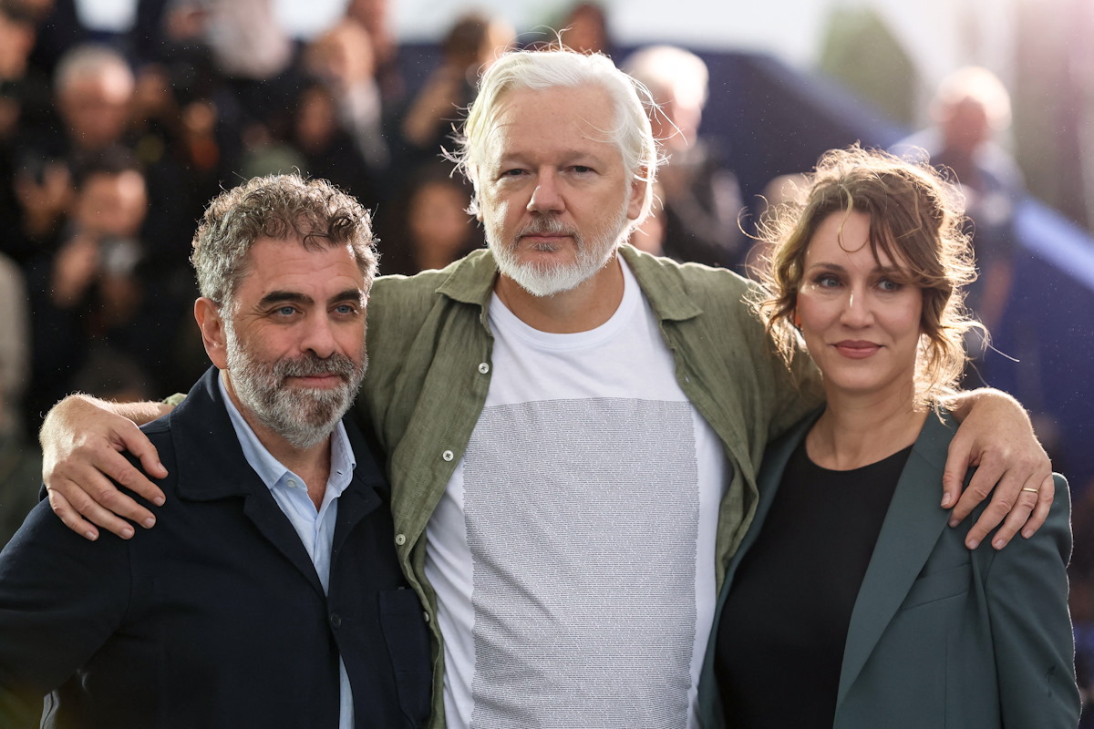 Ο σκηνοθέτης Eugene Jarecki και ο ιδρυτής των WikiLeaks Julian Assange ποζάρουν κατά τη διάρκεια του photocall για το ντοκιμαντέρ «The Six Billion Dollar Man» που παρουσιάστηκε στο πλαίσιο των Ειδικών Προβολών του 78ου Φεστιβάλ Κινηματογράφου των Καννών στις Κάννες.