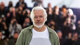 Ο ιδρυτής των WikiLeaks, Τζούλιαν Ασάνζ, ποζάρει κατά τη διάρκεια της φωτογράφισης του ντοκιμαντέρ «The Six Billion Dollar Man» που παρουσιάστηκε στο πλαίσιο των Ειδικών Προβολών του 78ου Φεστιβάλ Κινηματογράφου των Καννών στις Κάννες