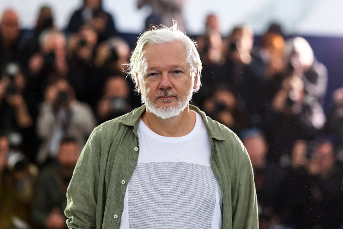 Ο ιδρυτής των WikiLeaks, Τζούλιαν Ασάνζ, ποζάρει κατά τη διάρκεια της φωτογράφισης του ντοκιμαντέρ «The Six Billion Dollar Man» που παρουσιάστηκε στο πλαίσιο των Ειδικών Προβολών του 78ου Φεστιβάλ Κινηματογράφου των Καννών στις Κάννες