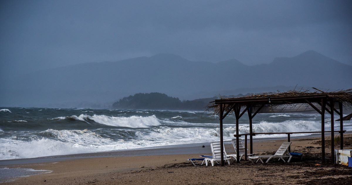 Καιρός: O πολικός αεροχείμμαρος έρχεται, η αφρικανική σκόνη φεύγει – «Βουτιά» της θερμοκρασίας έως 10 βαθμούς
