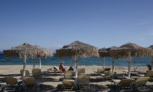 Ξαπλώστρες σε παραλία