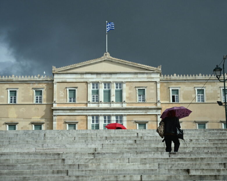 Καιρός: «Άνοιξαν» οι ουρανοί στην Αθήνα – Έντονη βροχόπτωση σε όλη την Αττική