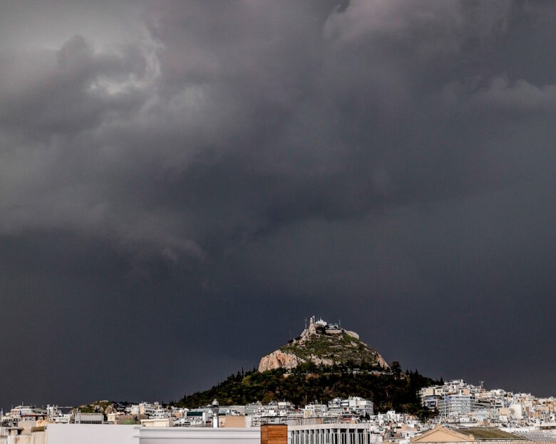 Ο καιρός αύριο: Βροχές, καταιγίδες και αφρικανική σκόνη – Σε ποιες περιοχές θα είναι έντονα τα φαινόμενα