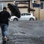 Ένας άνδρας κρατάει μία ομπρέλα