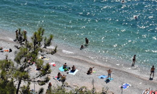 Ζέστη και μπάνιο στη θάλασσα