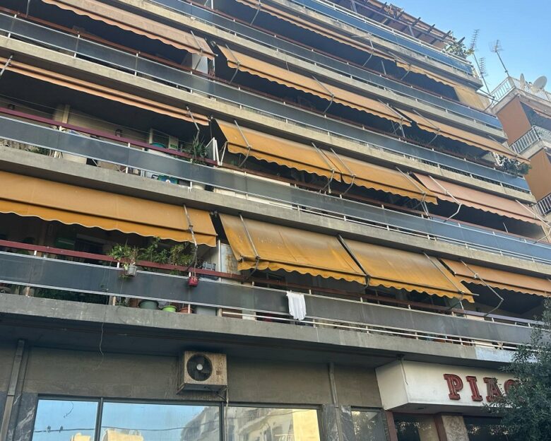 Καλλιθέα: Το 7χρονο κορίτσι πήγε να πιάσει μια μπάλα από το μπαλκόνι και πέρασε μέσα από τη τζαμαρία