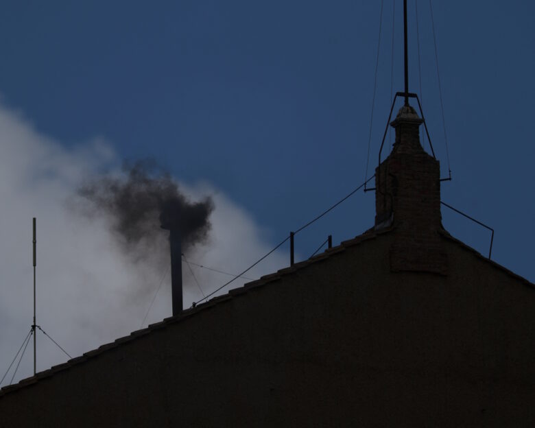 Κονκλάβιο: Μαύρος καπνός ξανά – Άκαρπη και η τρίτη ψηφοφορία για την εκλογή του Πάπα