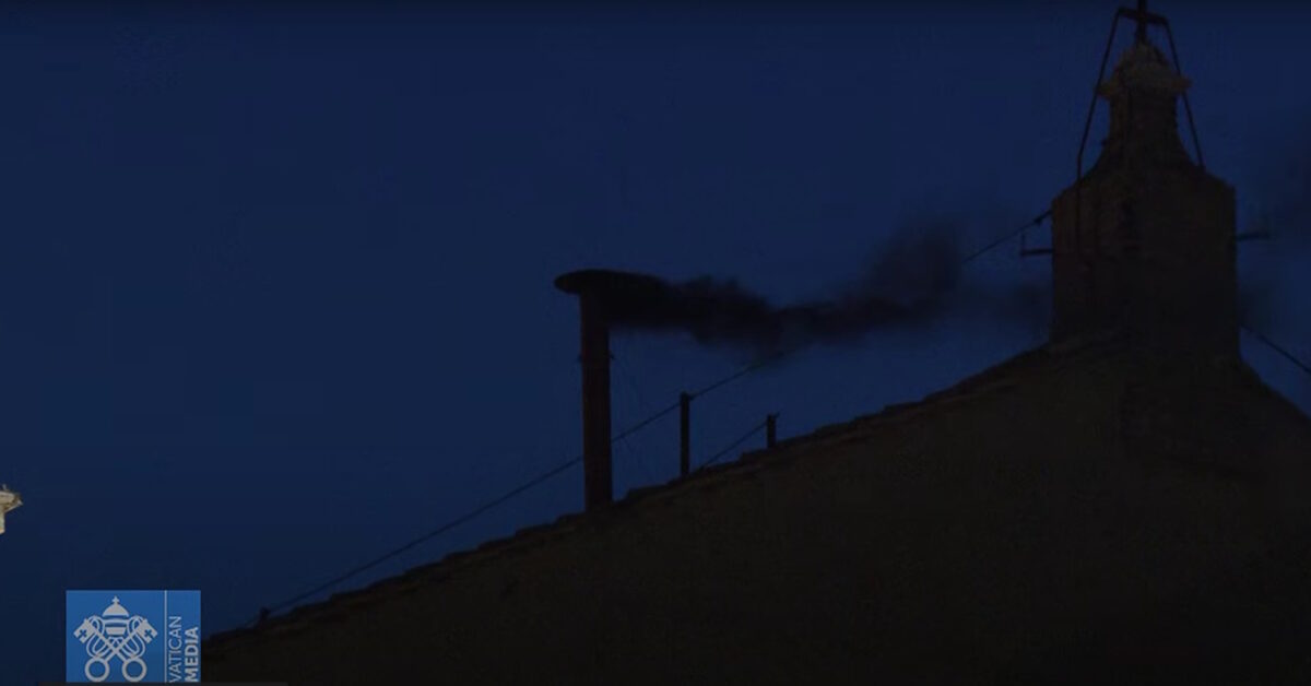 Μαύρος καπνός από την καμινάδα της Καπέλα Σιστίνα
