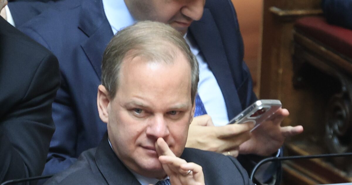«Μοντέλο Τριαντόπουλου» ο Καραμανλής ^ απευθείας στο Δικαστικό Συμβούλιο, χωρίς Προανακριτική ^ ο Κακλαμάνης φέρνει αυστηρά μέτρα για όσους έχουν λυμένο ζωνάρι ^ το παρασκήνιο της εκλογής Χατζηδάκη στο ΕΛΚ