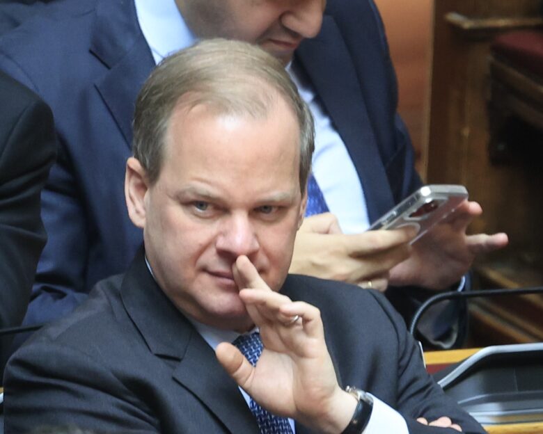 «Μοντέλο Τριαντόπουλου» ο Καραμανλής  απευθείας στο Δικαστικό Συμβούλιο, χωρίς Προανακριτική  ο Κακλαμάνης φέρνει αυστηρά μέτρα για όσους έχουν λυμένο ζωνάρι  το παρασκήνιο της εκλογής Χατζηδάκη στο ΕΛΚ