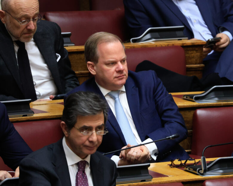 Σε «αναμμένα κάρβουνα» το Μαξίμου για την ψηφοφορία της παραπομπής Καραμανλή σε Προανακριτική: «Αντάρτικο» από γαλάζιους βουλευτές
